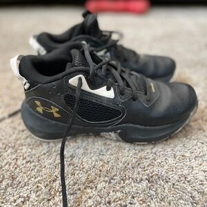 Under Armour Kids Black bball Sneakers